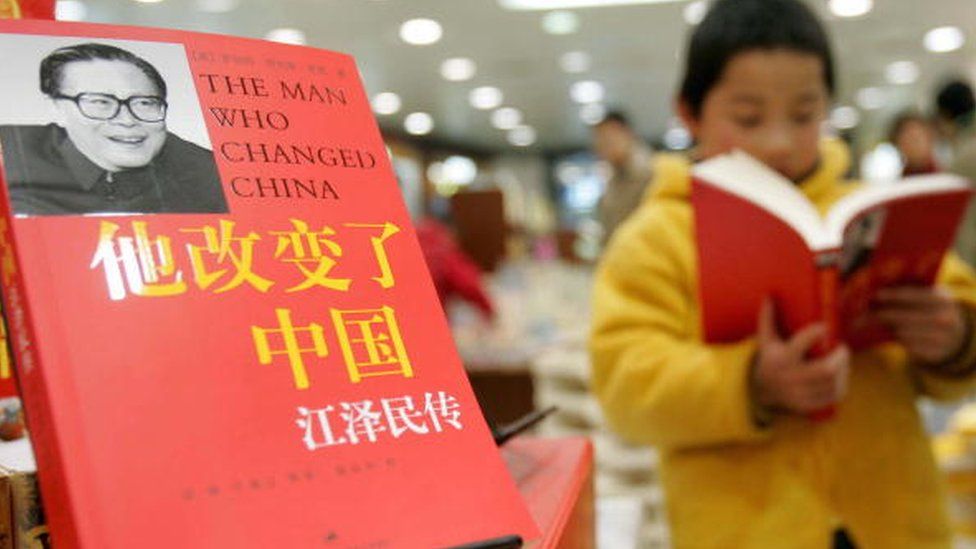 Weibo users have shared the cover of a book: 'The man who changed China'