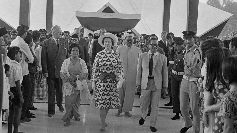 Queen Elizabeth II (centre) during a Commonwealth visit to Malaysia, 22nd -28th February 1972.