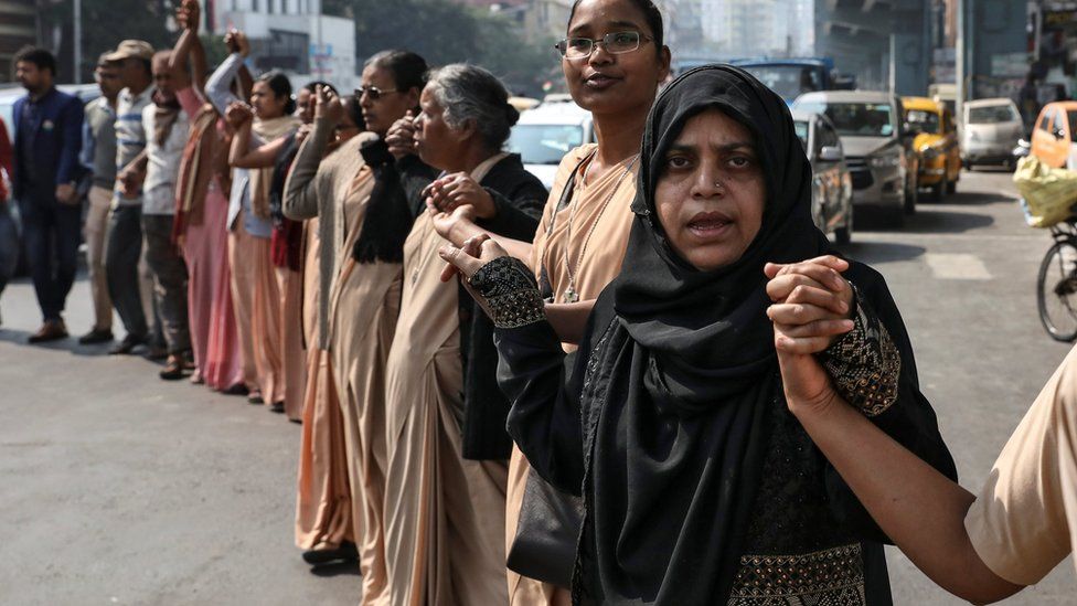 Демонстранты выстраиваются в живую цепь после празднования Дня Республики в знак протеста против нового закона о гражданстве в Калькутте, Индия, 26 января 2020 г.