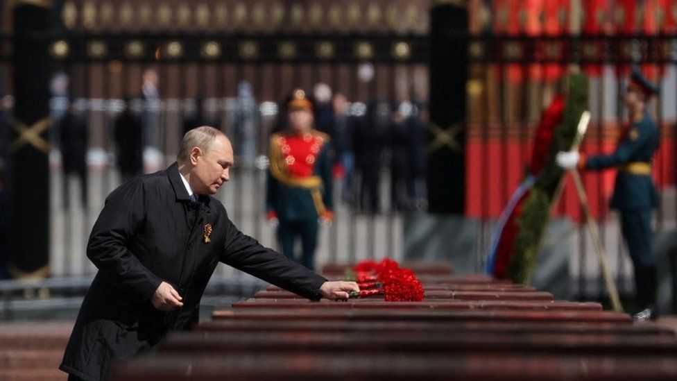 Image shows Putin laying wreath