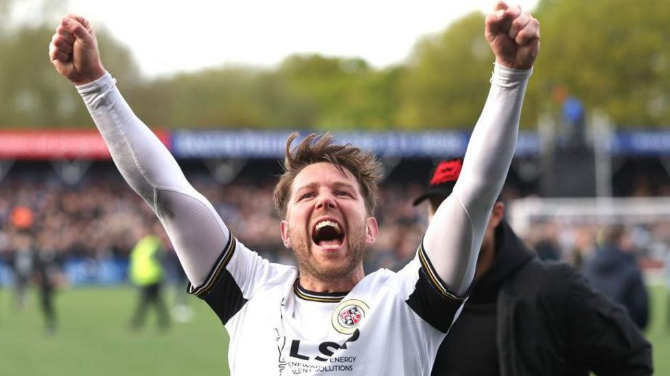 Callum Reynolds: Bromley defender signs new contract with the League ...