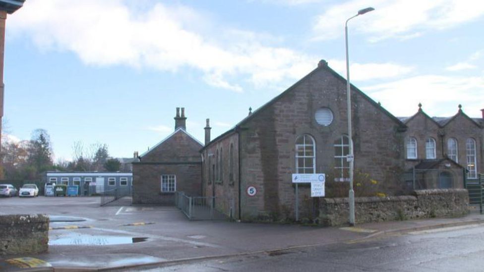 Parents' call for a new St Clement's School in Dingwall - BBC News