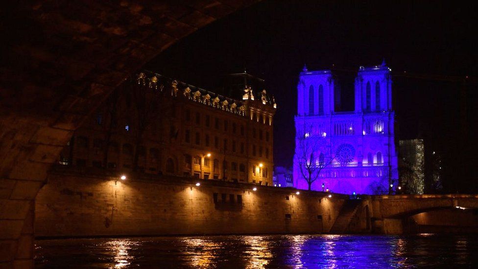 На снимке собор Нотр-Дам подсвечен синим цветом в ознаменование председательства Франции в Европе в Париже 1 января 2022 г.