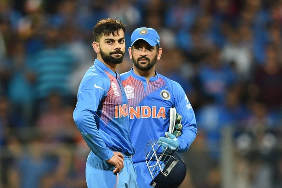 Индийский игрок Вират Кохли (слева) и капитан Махендра Сингх Дхони наблюдают за поражением во втором полуфинальном матче мирового турнира по крикету T20 между Индией и Вест-Индией на стадионе Ванкхеде в Мумбаи 31 марта 2016 года