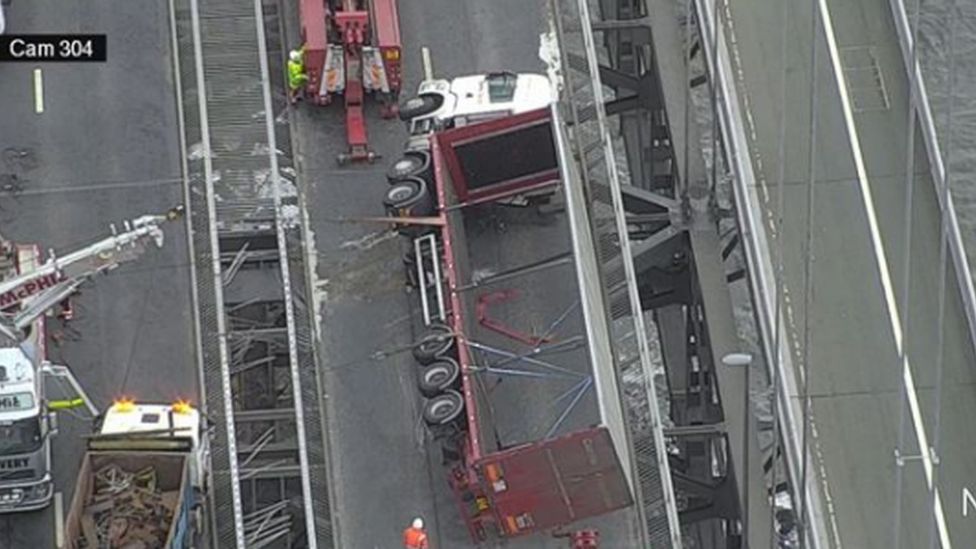 Forth Road Bridge reopens after lorry blown over - BBC News