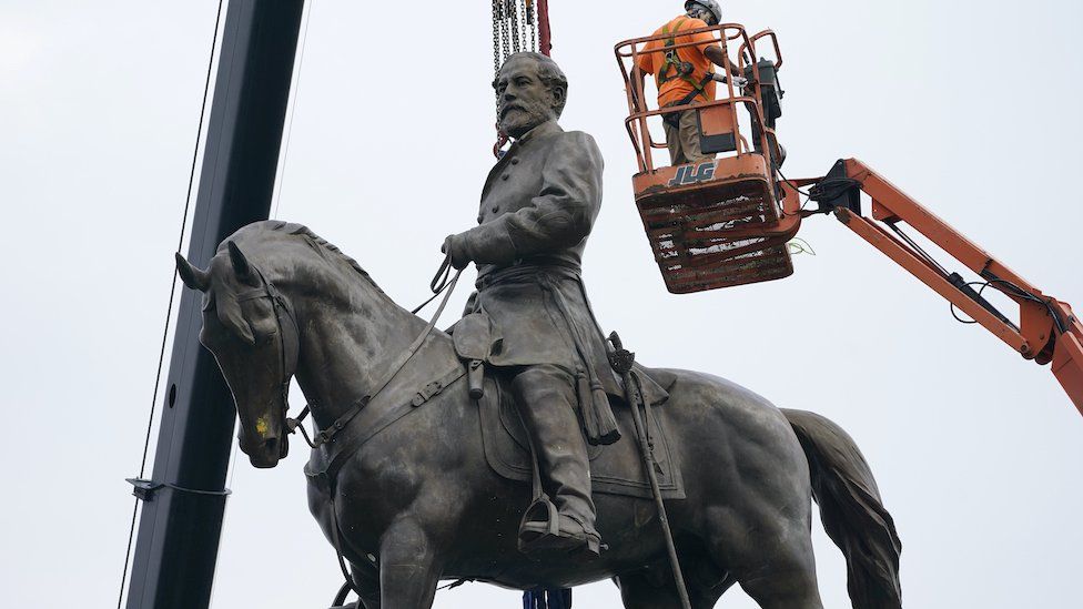 Crane lifts Lee statue