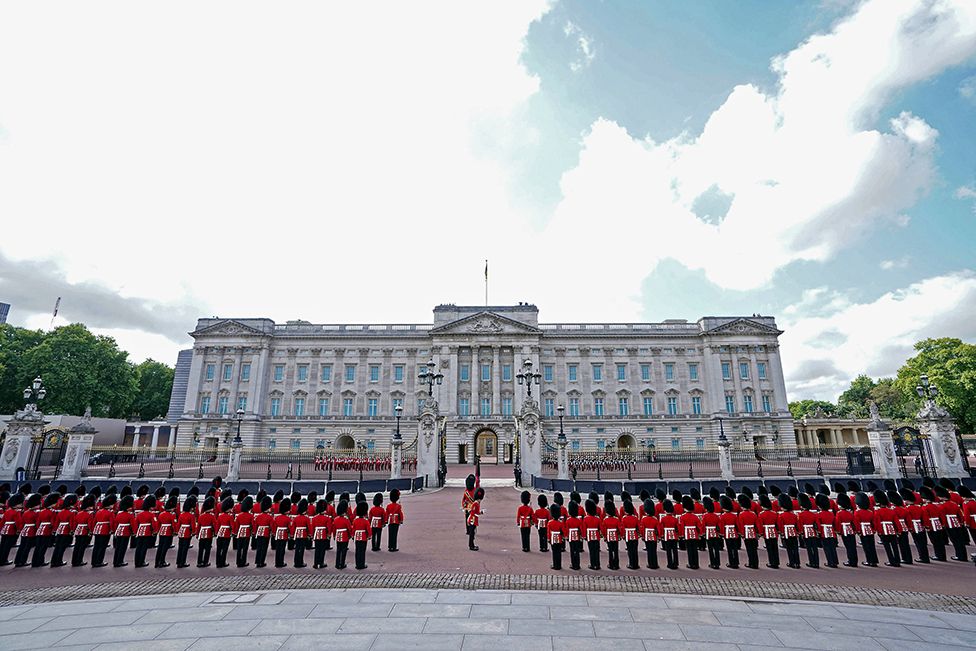 Охранники Колдстрима у Букингемского дворца перед торжественным шествием гроба королевы Елизаветы II из Букингемского дворца в Вестминстер-холл, Лондон, 14 сентября 2022 г.
