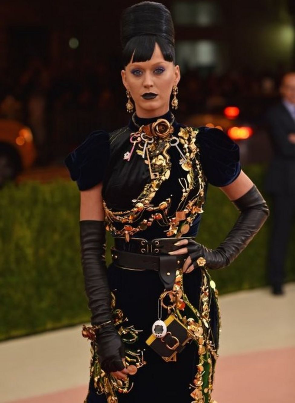 Celebrities go metallic at Met Gala - BBC News