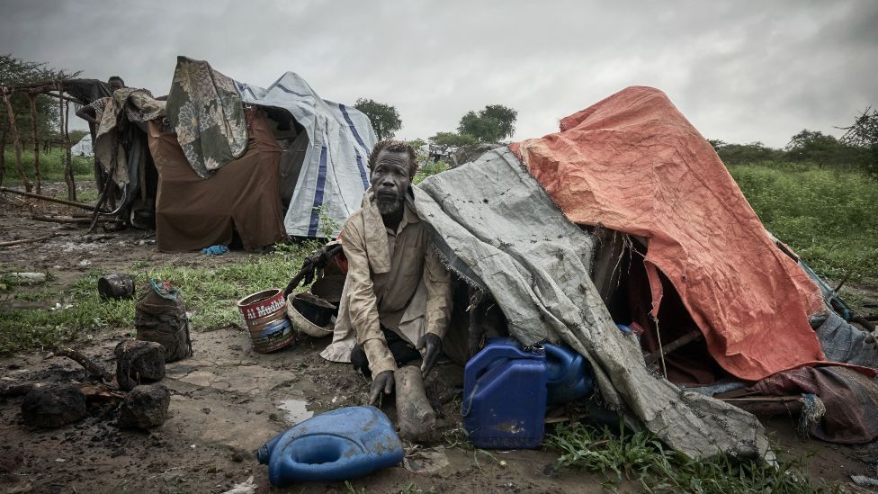 أشخاص يعيشون في ملاجئ مؤقتة في مدينة أبيي في جنوب السودان