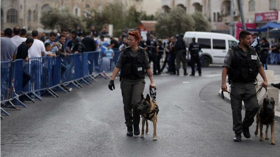 Israeli security personnel patrol with dogs in East Jerusalem (09/10/15)