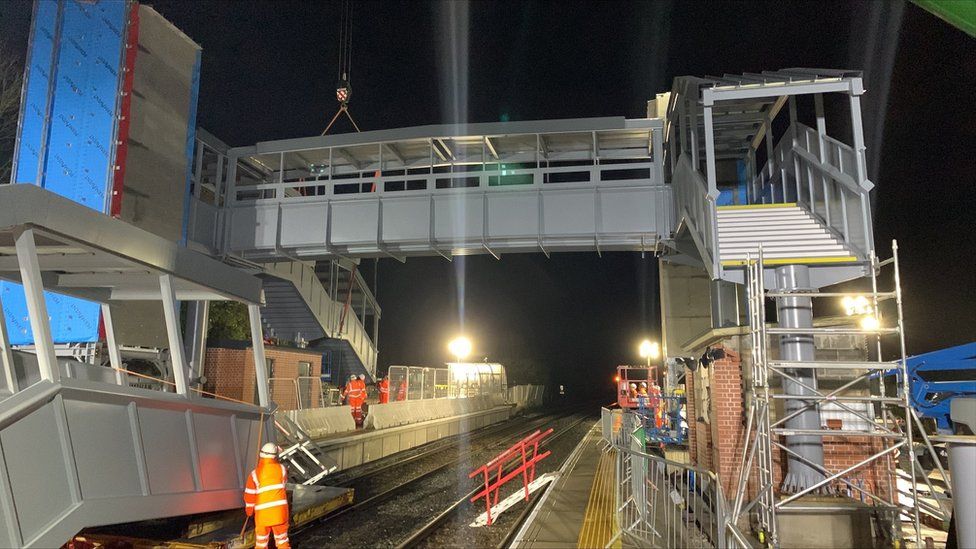 Cranes lift footbridge into place