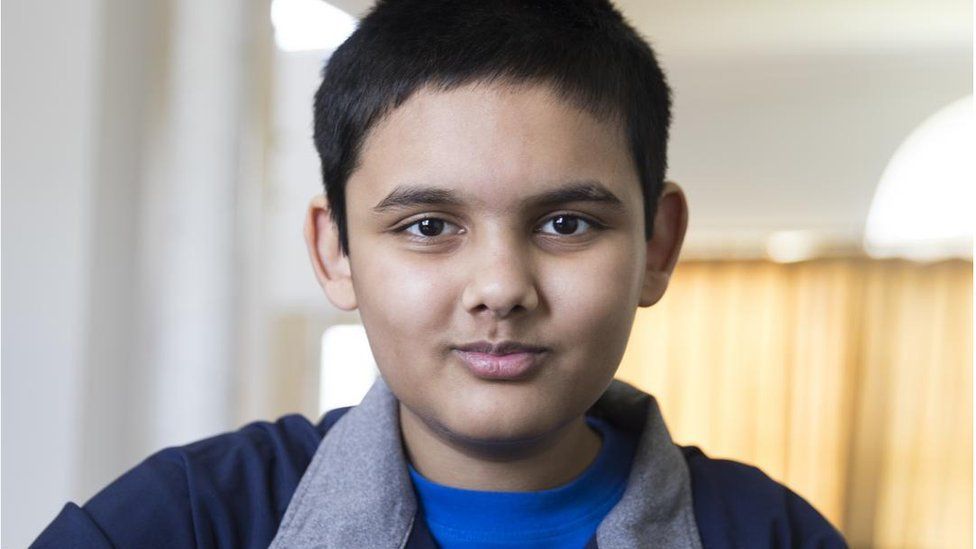 Teenage chess genius could become youngest World Champion - BBC Newsround