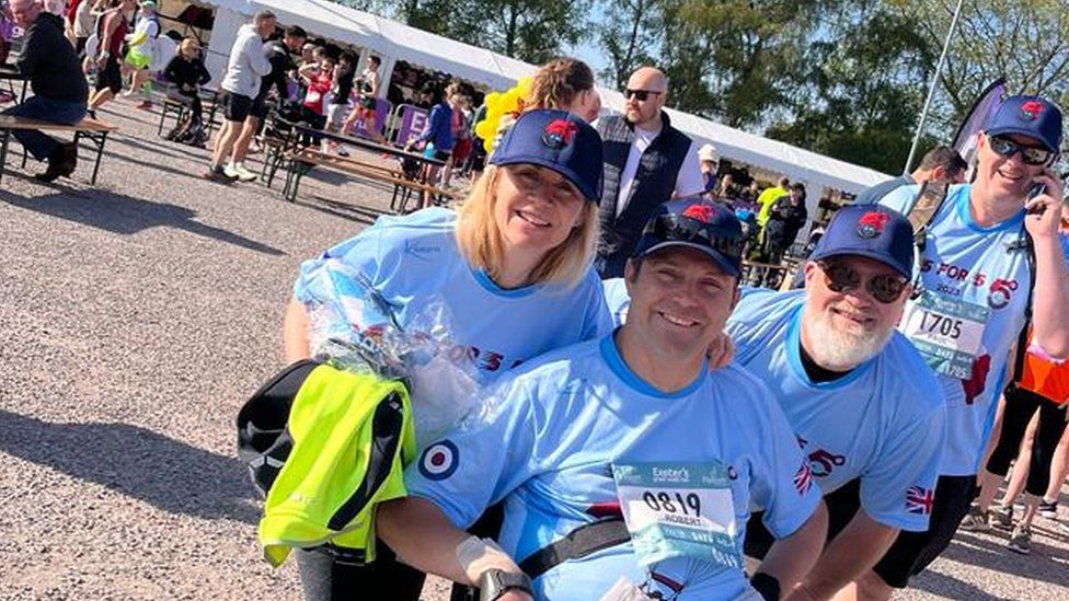 Cornish mum helps RAF veteran round Great West Run BBC News
