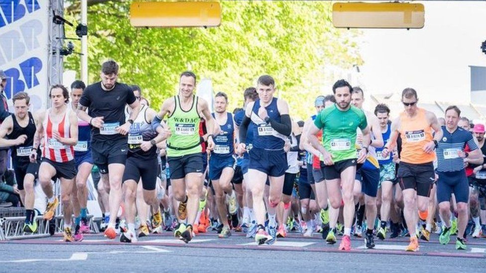 BBC's Mike Apps completes marathon in memory of daughter - BBC News