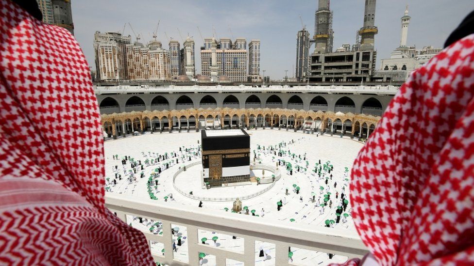 Мусульманские паломники совершают таваф вокруг Каабы в Большой мечети в священном городе Мекка,