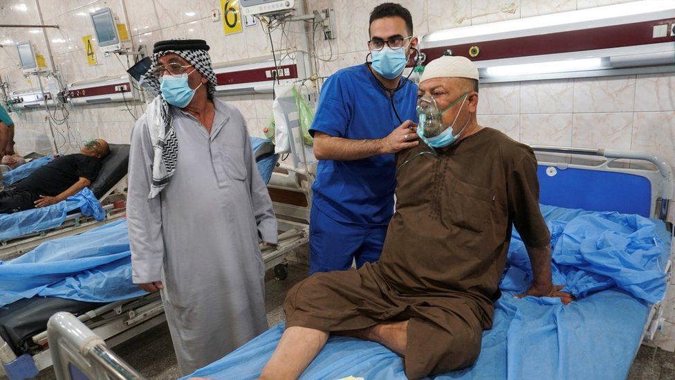 A man with respiratory problems is treated at a hospital in Baghdad, Iraq, during a dust storm (5 May 2022)
