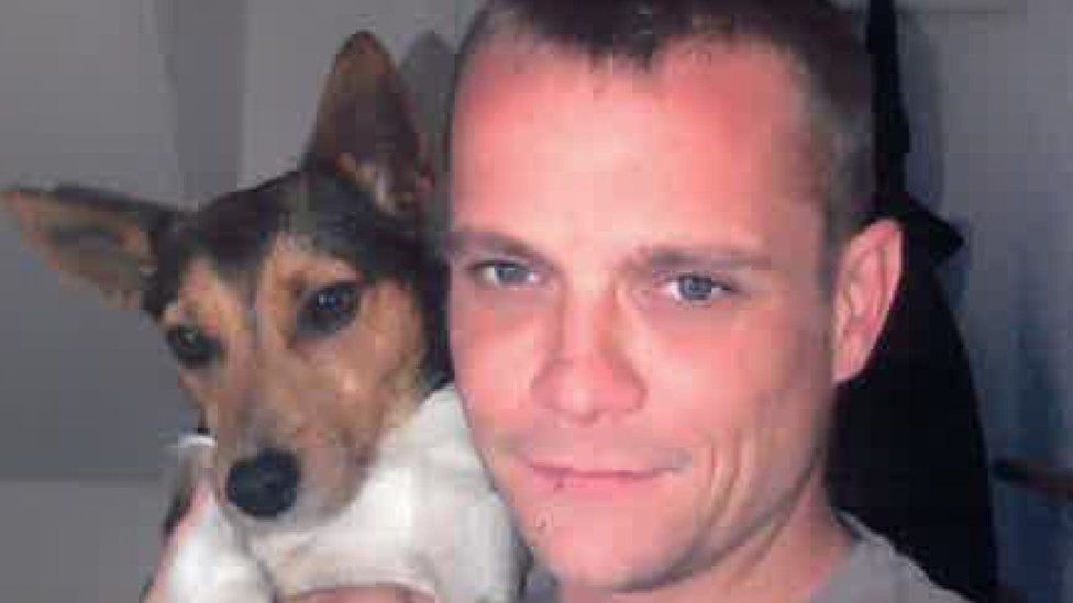 Dale Arnold death: Man arrested over street stab death - BBC News