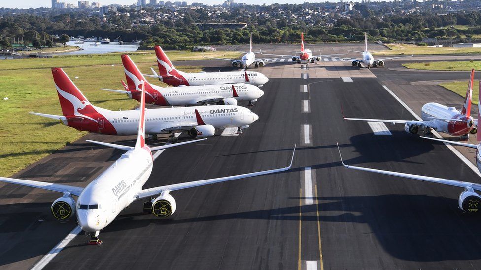 Самолеты Qantas сгруппированы на взлетно-посадочной полосе в аэропорту Сиднея