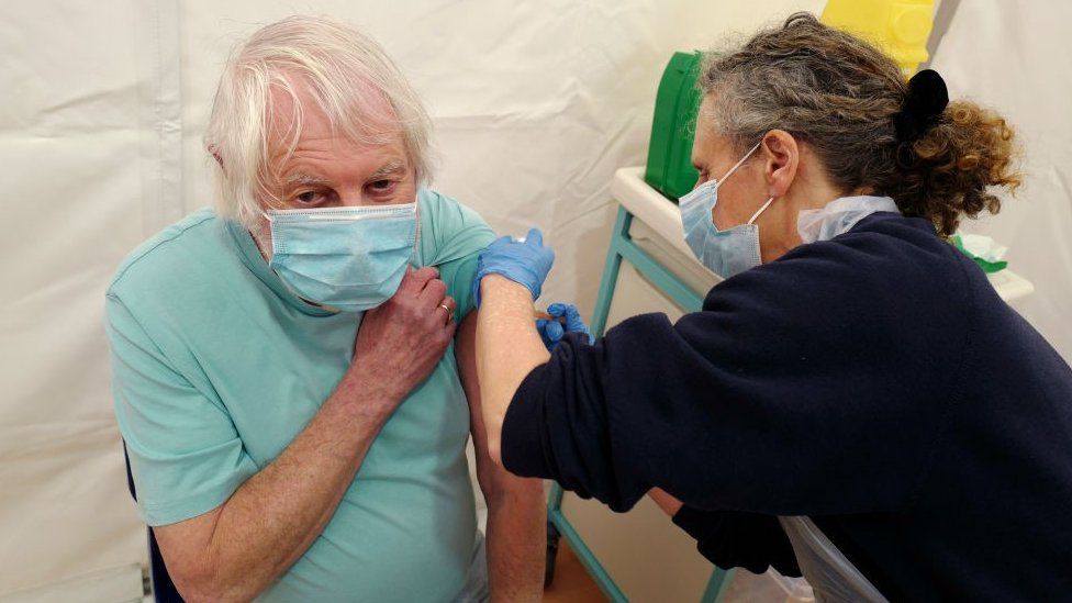 Пожилой человек получает вакцину от Covid в Корнуолле