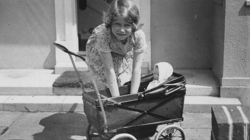 Принцесса Елизавета играет с куклой в игрушечной коляске