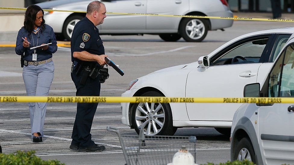 Полиция реагирует на стрельбу в торговом центре недалеко от Далласа, штат Техас