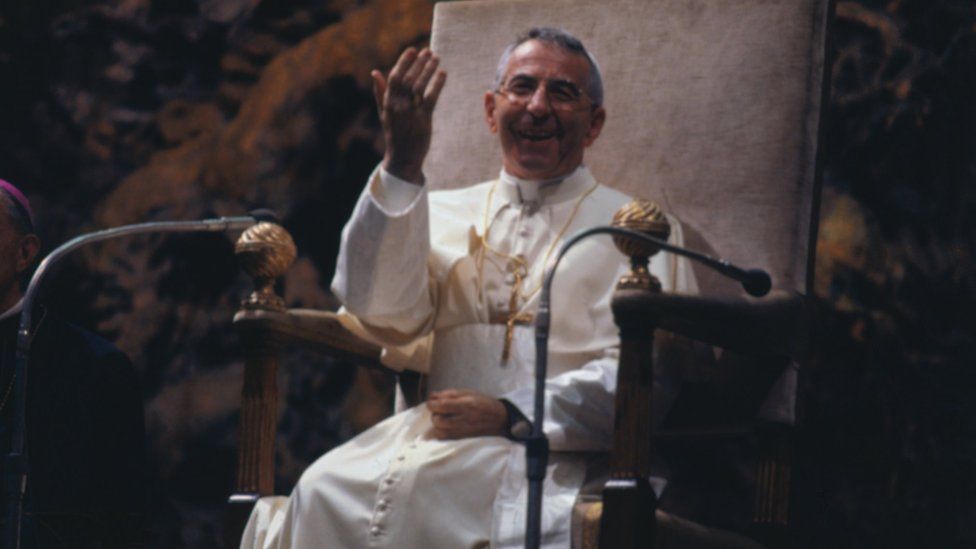 Папа Иоанн Павел I машет рукой толпе на площади Святого Петра после того, как впервые после своего избрания благословил верующих; 3 сентября 1978 г.