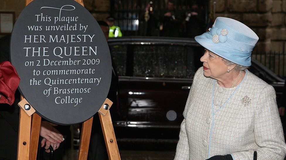 The Queen unveils a plaque as she visits Brasenose College on December 2, 2009