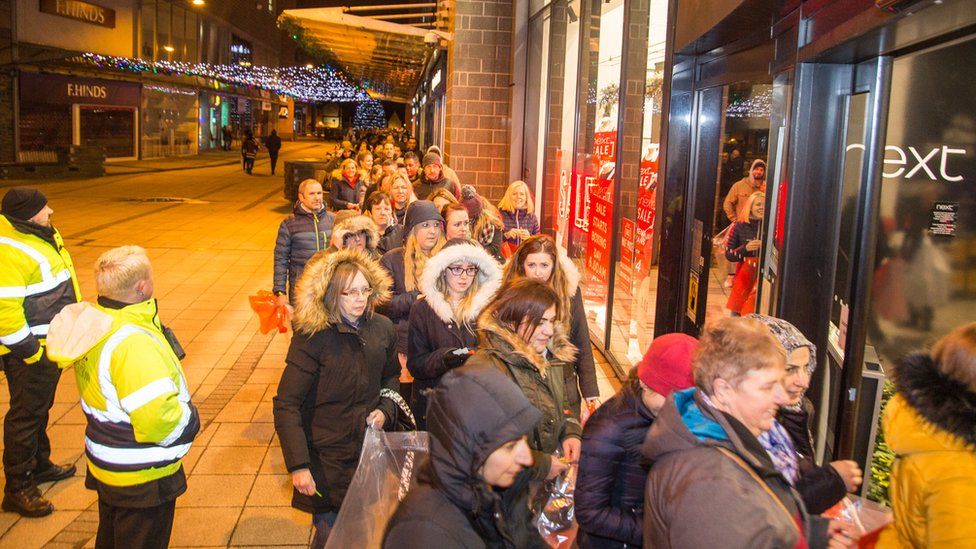 Boxing Day sales Bargain hunters in early morning queues BBC News