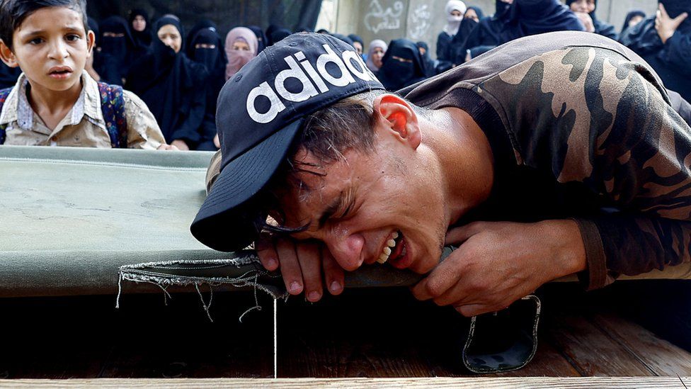 Родственник палестинца Юсефа Радвана, убитого израильскими войсками во время акции протеста у ограждения по периметру границы между сектором Газа и Израилем, плачет во время его похорон в Хан-Юнисе (20 сентября 2023 г.)