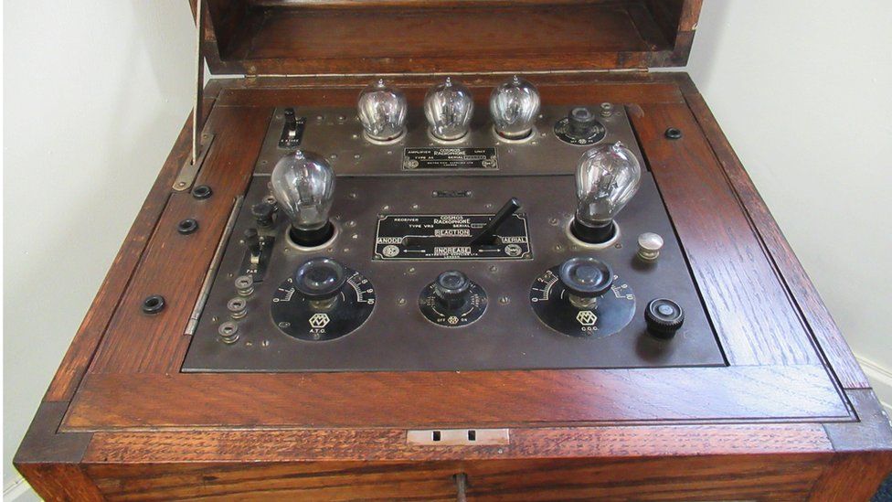 Derbynnydd radioffôn ac amp Cosmos o 1925. Wedi ei wneud gan Metropolitan Vickers, Manceinion