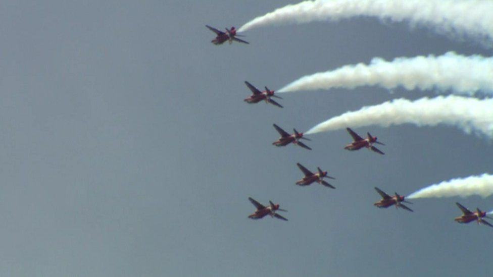 The Red Arrows do a loop-the-loop