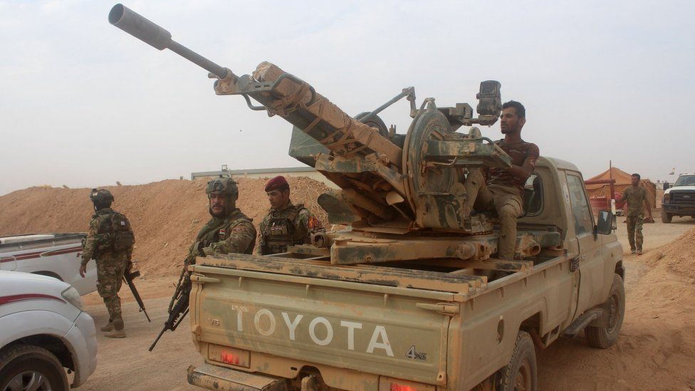 Iraqi forces outside the town of Akashat, as they prepare to launch an operation to push out Islamic State (IS) militants from nearby areas (15 September 2017)