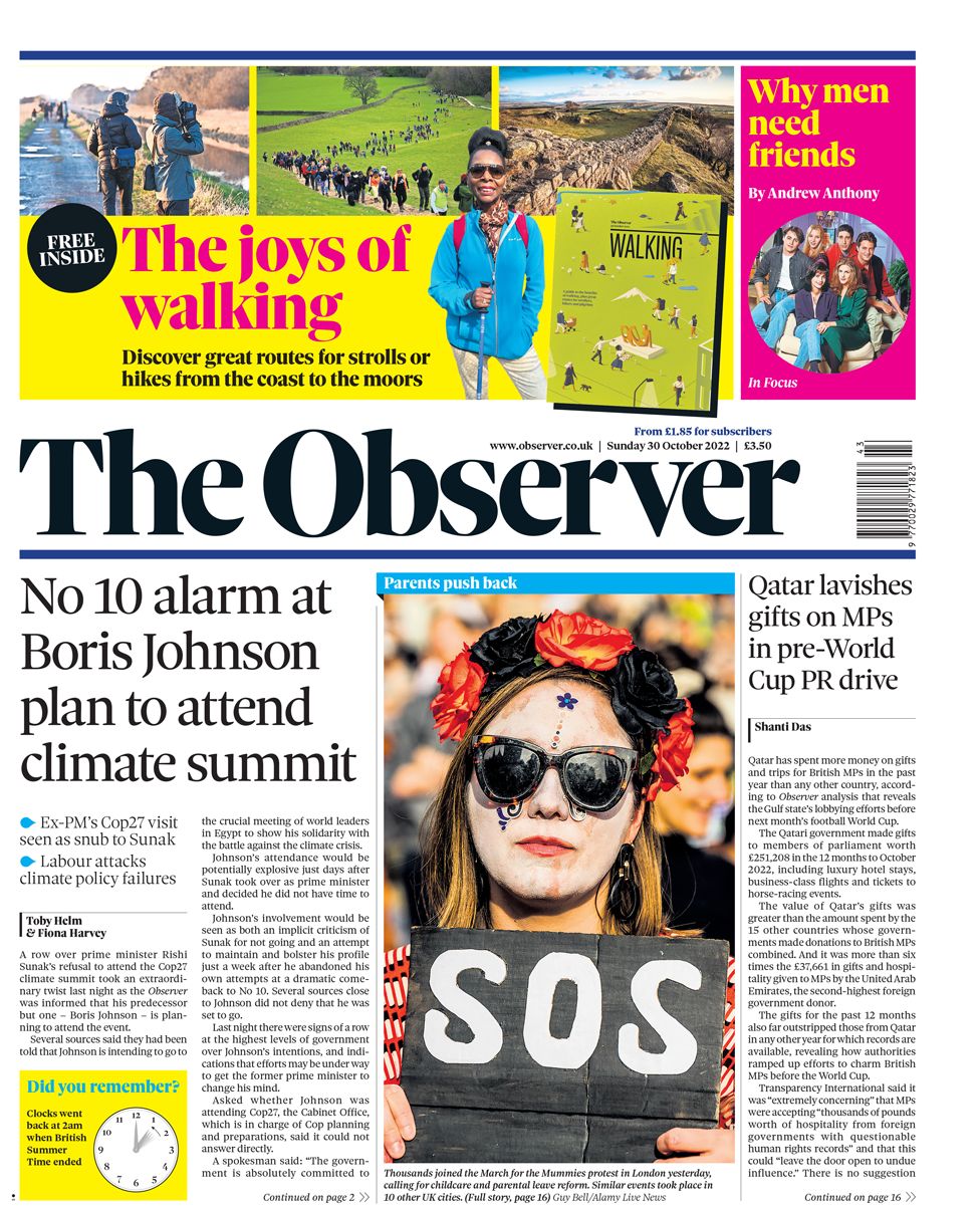 На первой полосе Observer размещено изображение женщины, которая вчера участвовала в акции протеста «Марш мумий» в Лондоне. На ней солнцезащитные очки, а на лице белая краска. Она держит табличку с надписью «SOS».