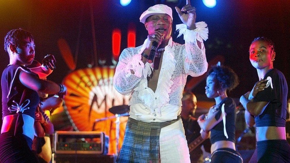 Koffi Olomide from DR Congo and dancers of the Quarter Latin group, perform 30 April 2005 at the Iba Mar Diop stadium in Dakar