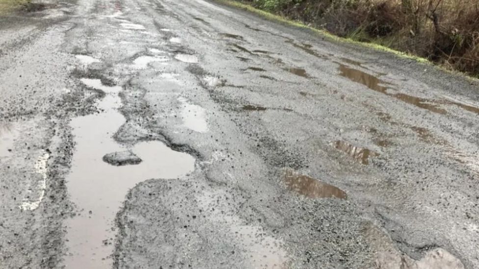 Highland Council pothole repair team hit by recruitment woes - BBC News