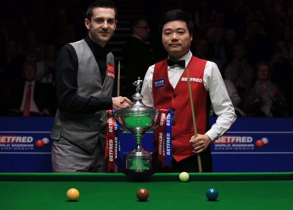 Mark Selby (left) and Ding Junhui shakes hands before the start of the 2016 Betfred Snooker World Championship Final on day sixteen of the Betfred Snooker World Championships at the Crucible Theatre, Sheffield. PRESS ASSOCIATION Photo. Picture date: 1 May 2016.