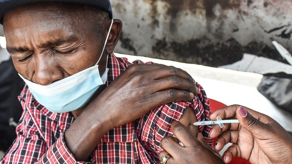 Мужчина получает вакцинацию в Кении