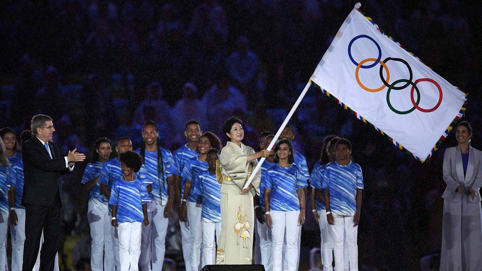 Tokyo governor Yuriko Koike (right) waves the Olympic flag during the closing ceremony of the Rio 2016 Olympic Games, 21 August 2016, Rio.