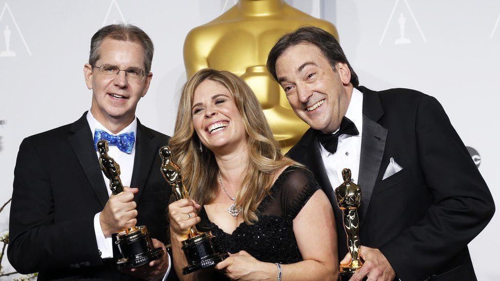 Дженнифер Ли с Крисом Баком и Питером Дель Вечо получили премию Оскар за лучший анимационный полнометражный фильм за фильм «Холодное сердце» в 2014 году