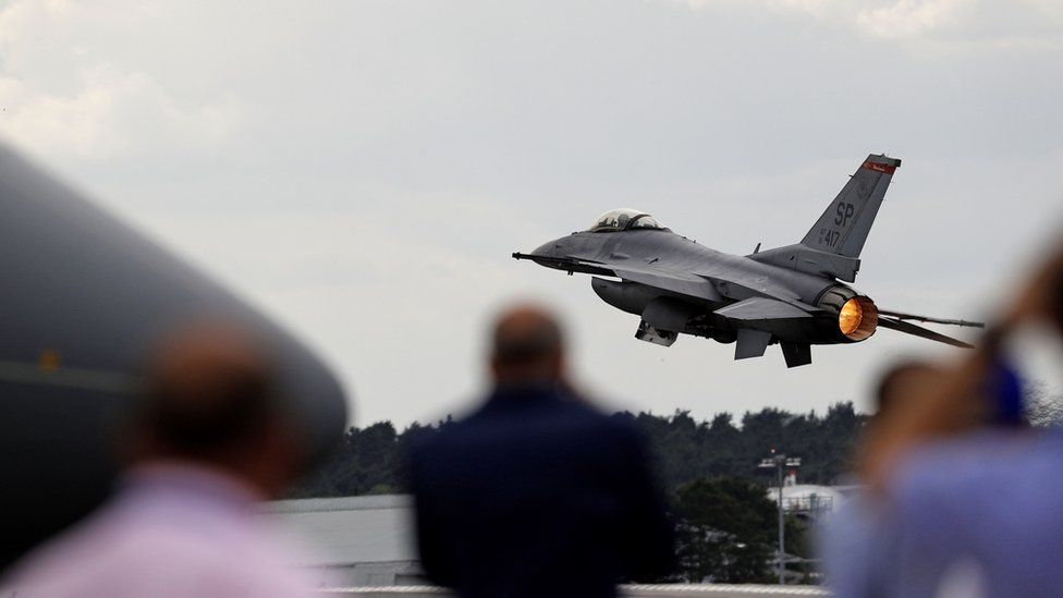 A USAF F-16 Fighting Falcon fighter jet takes part in a flying display at the Farnborough Airshow