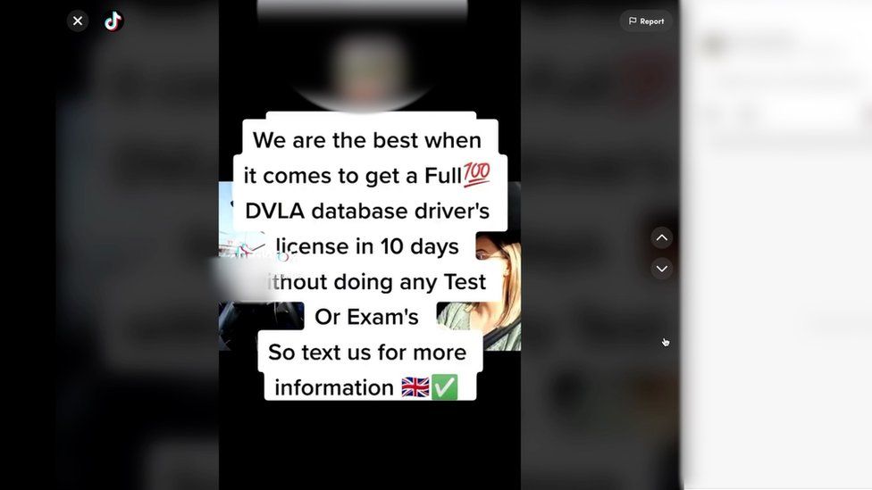 Uma foto de um vídeo do TikTok com a redação: 'somos os melhores quando se trata de obter uma carteira de motorista de banco de dados 100% DVLA completa em 10 dias sem fazer testes ou exames.  Então, envie-nos uma mensagem para obter mais informações', sobre a foto de uma pessoa em um carro.