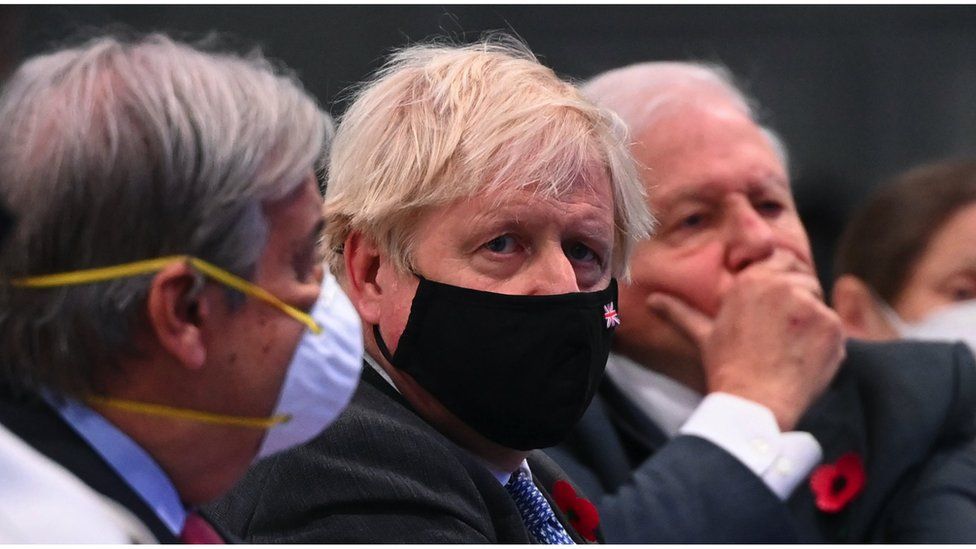 Борис Джонсон сидел на COP26 в маске, рядом с сэром Дэвидом Аттенборо без маски.