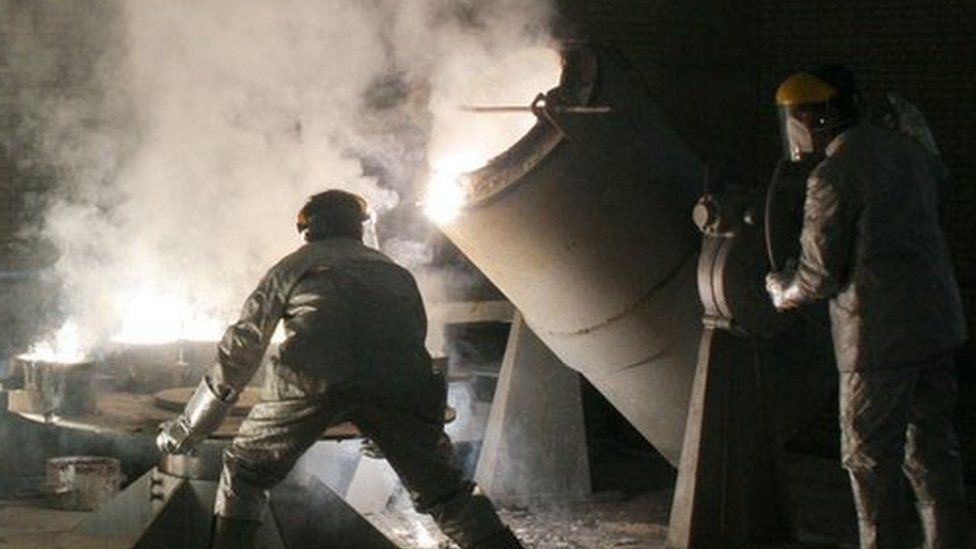 Men work inside a uranium conversion facility outside Isfahan (30 March 2005)