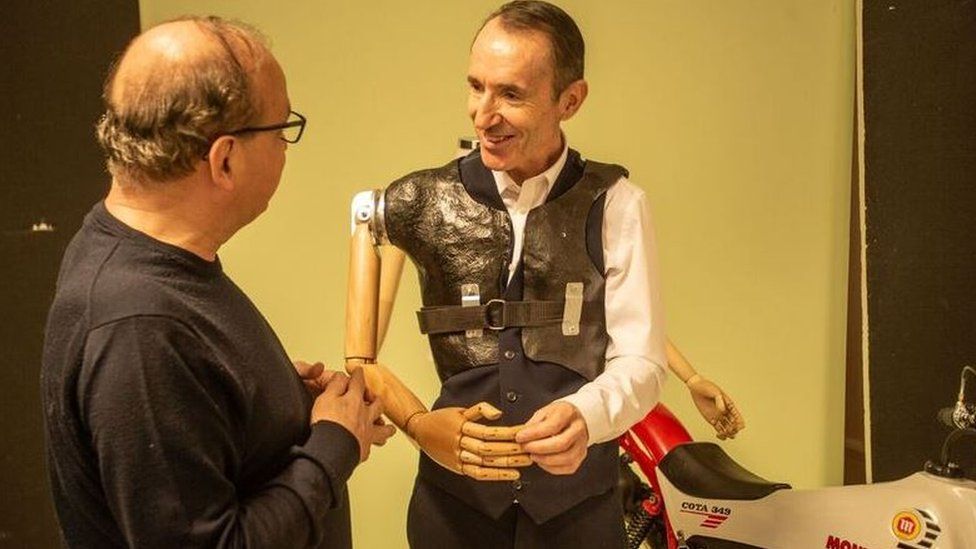 Leeds Man Makes New Arm Out Of Mannequin c News