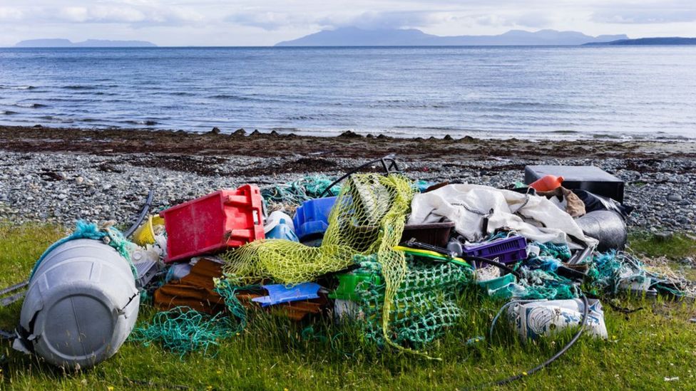 Photos show rubbish piled at old Isle of Skye bothy - BBC News