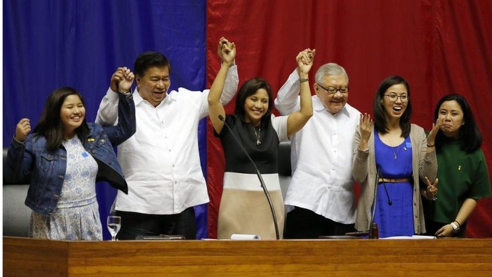 Filipino Vice President-elect Maria Leonor Gerona Robredo (3-L), with her children, celebrates with Senate President Franklin Drilon (2-L) and House Speaker Feliciano Belmonte (3-R) (30 May 2016)