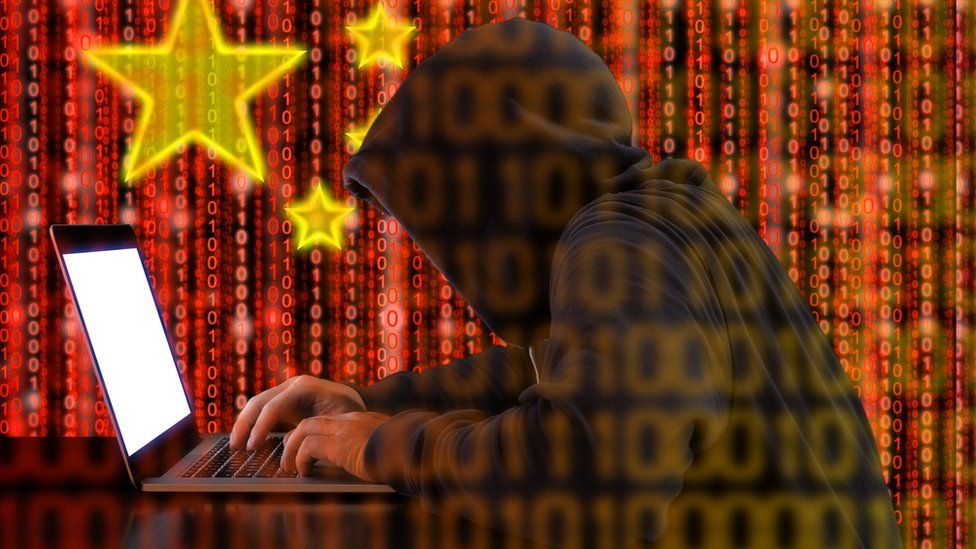 Художественная фотография китайского хакера, использующего двоичный код для создания образа.