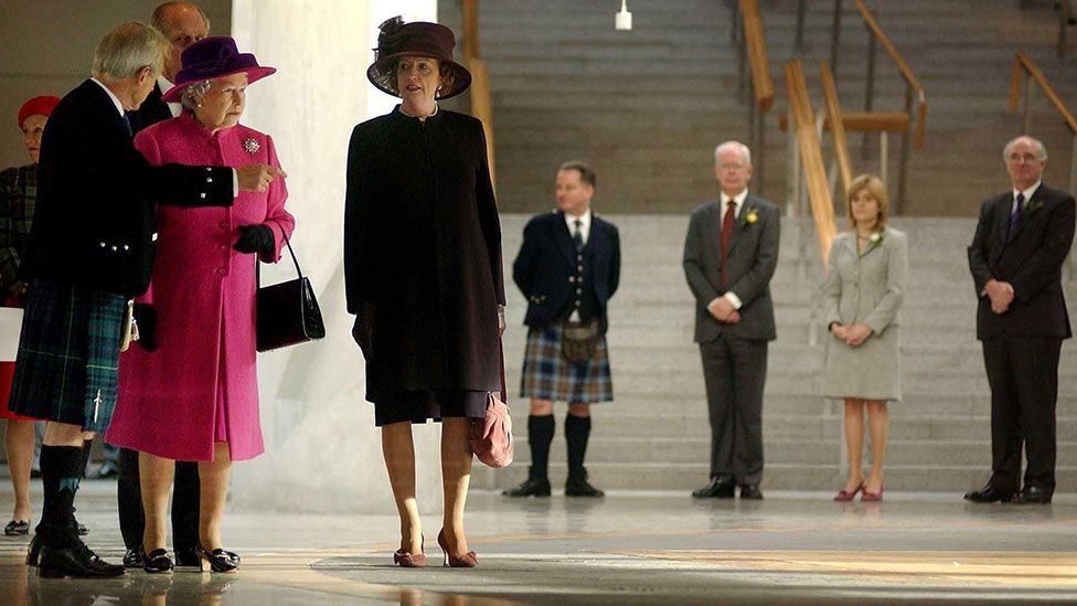 Her Majesty the Queen is shown around the new Scottish Parliament building at Holyrood, Edinburgh by Presiding officer George Reid during a ceremony to mark it's official opening. oct 2004