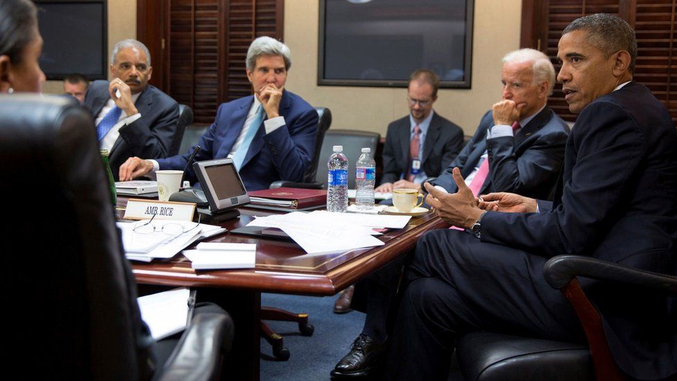 Президент США Барак Обама (справа) встречается со своими сотрудниками службы национальной безопасности, чтобы обсудить ситуацию в Сирии в Ситуационной комнате Белого дома в Вашингтоне (30 августа 2013 г.)