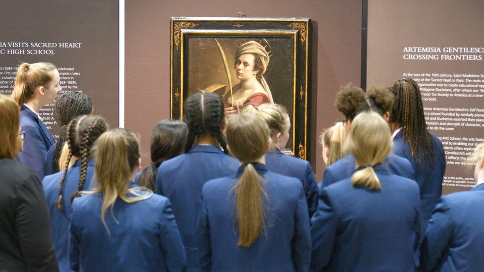 Sacred Heart students looking at Artemisia Gentileschi self-portrait